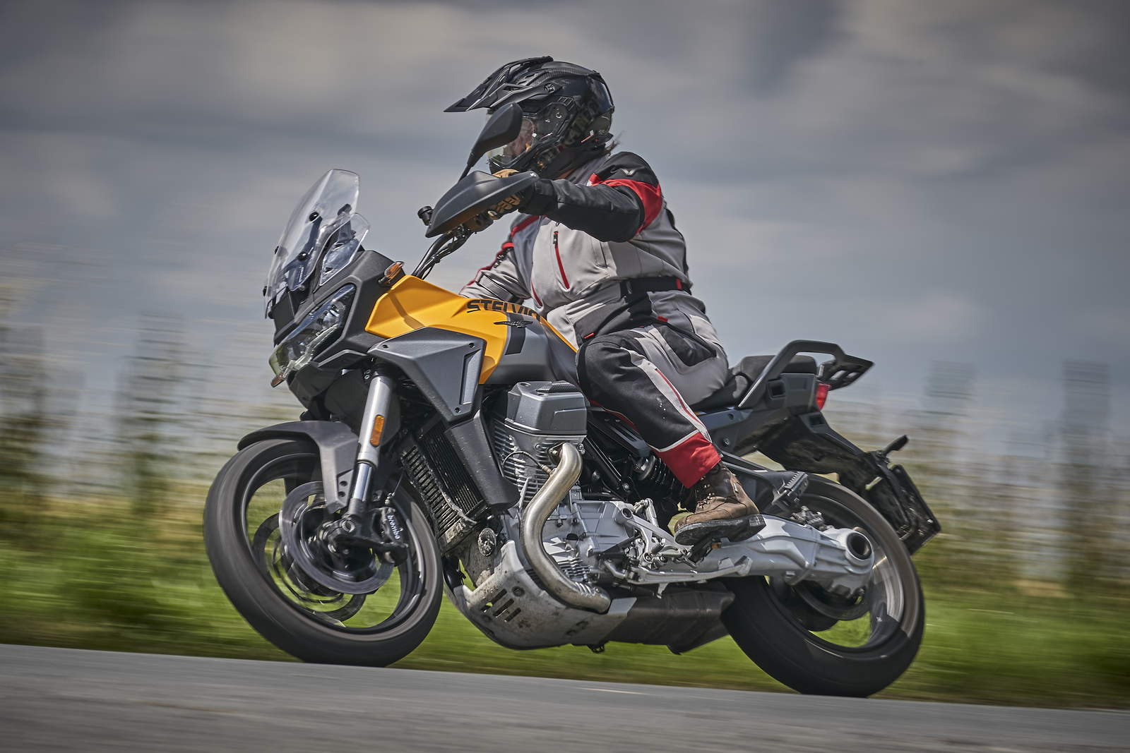 Honda Africa Twin CRF 1100 vs Moto Guzzi Stelvio